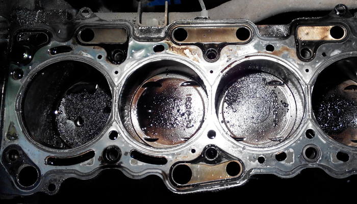 Двигатель стучит и дымит