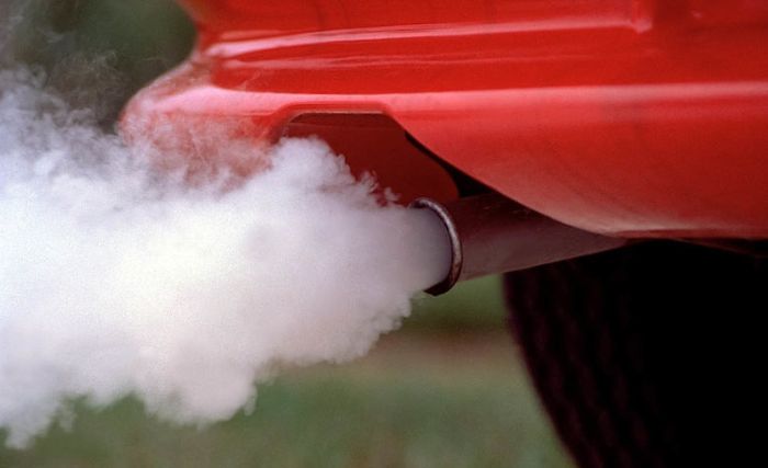 Двигатель стучит и дымит