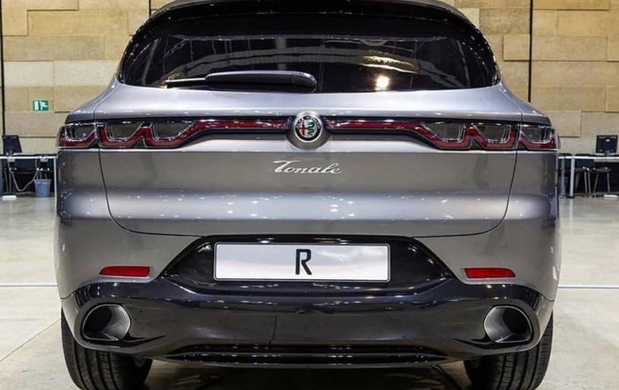 Alfa Romeo Tonale вид сзади